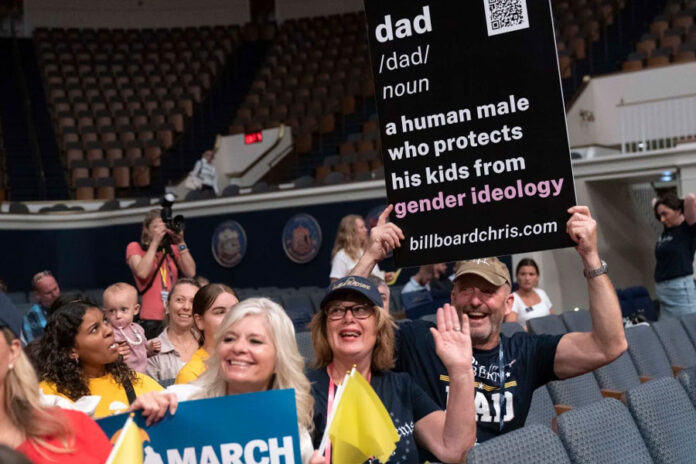 Moms-for-Liberty-abraza-sin-reservas-a-Trump-a-medida-que-se-acercan-las-elecciones Trump