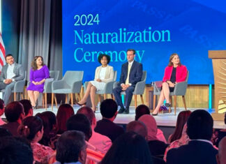 Nuevos estadounidenses celebran ceremonia especial en el Día de la Ciudadanía en EE. UU. Día de la Ciudadanía