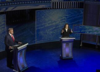 Trump acusa a los inmigrantes de comerse perros y gatos ante la mirada atónita de Harris Trump