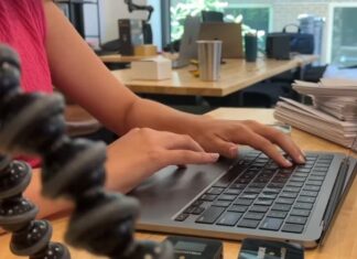 Salas de redacción en alerta para combatir desinformación dirigida a comunidad hispana en EE. UU. comunidad