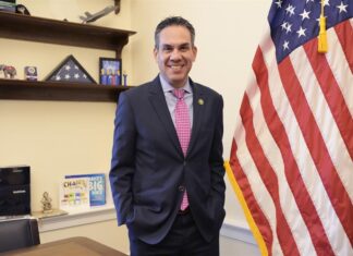 El legislador hispano de más rango en EE. UU. apela a los latinos para recuperar el Congreso legislador