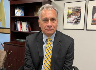 Polémica estrategia contra la violencia con armas de fuego pone a policías armados en las escuelas escuelas