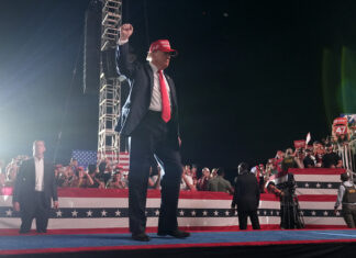 Detienen a hombre armado en punto de revisión cerca de acto de campaña de Trump