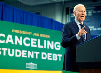 Gobierno de Biden ha cancelado los préstamos de estudios de más de 1 millón de trabajadores públicos estudios