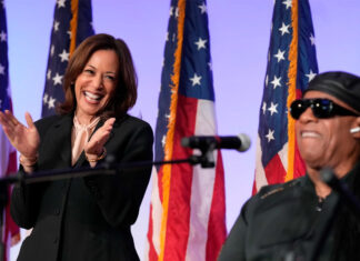 Harris asiste a servicio religioso en Georgia y motiva a feligreses negros a votar Harris