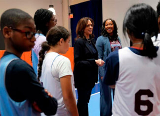 Harris convive con el electorado en varios sitios de Filadelfia Harris