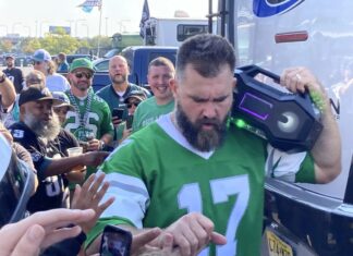 Retired Eagles great Jason Kelce enjoys meat and greet at pregame party Jason Kelce