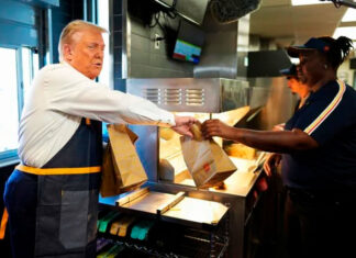 Trump trabaja en la freidora de un McDonald’s durante acto de campaña en Pensilvania Trump