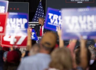Trump visita la ciudad que usó para estigmatizar a venezolanos y promete «limpiar» el país Trump