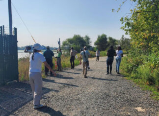 Visitan refugio de vida silvestre para celebrar el servicio de justicia ambiental