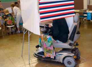 Votantes discapacitados se sienten excluidos de proceso electoral en EE. UU. votantes