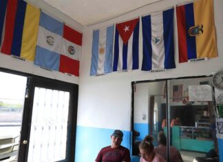 Migrantes de Cuba, Nicaragua y Venezuela quedan en el limbo en México por medidas de EE. UU. Migrantes