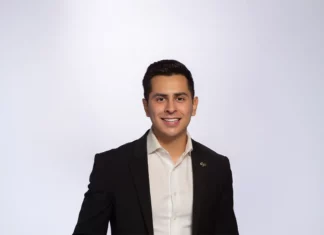 El joven conservador Abraham Enriquez explica porque apoya a Trump