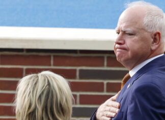 Tim Walz abre las puertas de Minesota y llama a recuperar fuerzas para retomar «la lucha» ante el nuevo mandato de Trump