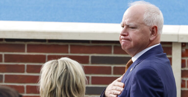 Tim Walz abre las puertas de Minesota y llama a recuperar fuerzas para retomar «la lucha» ante el nuevo mandato de Trump