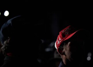 La llamada a las puertas del voto latino azuza la batalla electoral en Arizona electoral