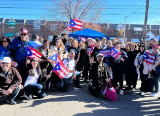 ÚLTIMA HORA! Boricuas se unen en Esperanza Arts Center para manifestar su orgullo e impulsar el voto latino