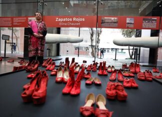 La instalación de ‘Zapatos Rojos’ vacíos hace visible la violencia de género en México México