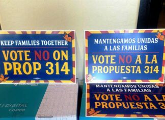 Votantes de Arizona aprueban una severa ley que criminaliza a migrantes Votantes