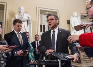 Los republicanos usan los baños del Congreso para atacar a primera legisladora transgénero baños