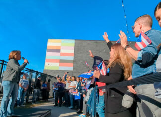 “Vota con orgullo”, exhortó Alexandria Ocasio-Cortez en su visita a Taller Puertorriqueño Vota