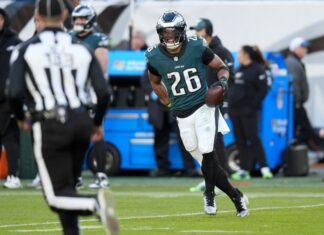 Barkley establece récord de carrera en novena victoria consecutiva de Eagles 22-16 sobre Panthers Barkley