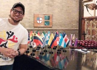Alex Moreno pone su talento al servicio de su comunidad Alex Moreno