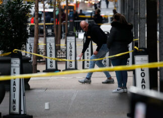 Un teléfono, una botella y un papel de caramelo, evidencias del crimen del ejecutivo en NY crimen