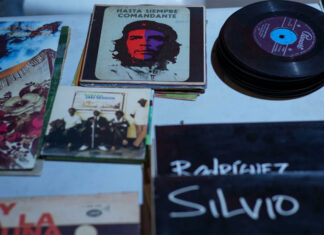 Los legendarios discos de vinilo vuelven a sonar y cobran renovado protagonismo en festival en Cuba discos