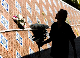 Oraciones y lágrimas en 20mo aniversario de tsunami en océano Índico que mató a 230.000 personas tsunami