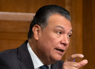 Senadores demócratas instan a Biden a actuar sobre protecciones temporales para migrantes migrantes