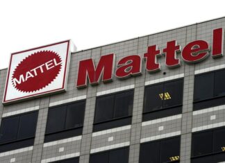 Demandan a Mattel por vender muñecas de ‘Wicked’ que incluían un enlace a una página porno Mattel