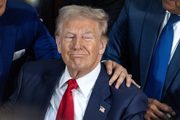 Trump redobla sus ataques e insultos contra Harris durante mitin con latinos en Miami