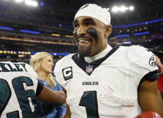 Jalen Hurts regresa con Eagles, luego de la conmoción cerebral que sufrió hace 17 días