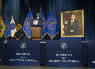 Xavier Becerra, secretario de Salud de EE.UU. se va con un aviso: la política antimigrante daña a todos