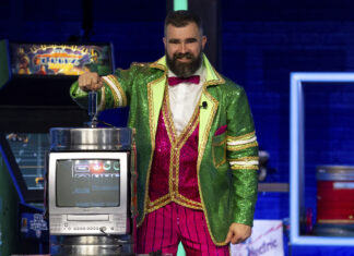 Jason Kelce, exestrella de los Eagles, debuta como presentador de programa de TV