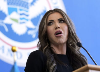 Kristi Noem se fue, pero el racismo permanece y se suma la guerra