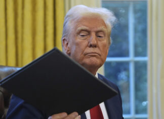 Trump dice que aranceles a Canadá y México entrarán en vigor el sábado y evalúa gravar su petróleo Trump