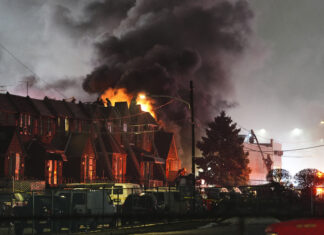 Un accidente aéreo en Filadelfia provoca una escena de fuego con varias casas en llamas