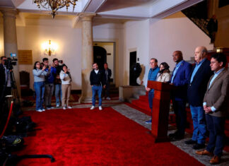 Colombia da marcha atrás y recibirá a inmigrantes, luego de amenaza de aranceles de EE. UU. inmigrantes