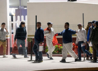 Comienza campaña de deportaciones de Trump: llegan a México jornaleros arrestados en su trabajo Trump