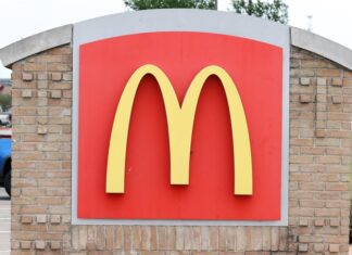 Demandan a McDonald’s en EE. UU. por un programa de becas para estudiantes hispanos estudiantes
