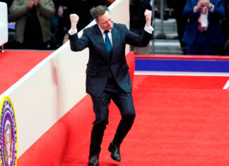 Extremistas de derecha celebran el gesto de brazo extendido de Musk Musk