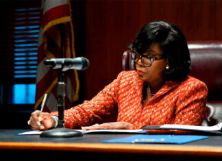 La alcaldesa Parker presenta su plan presupuestario previo a la amenaza de Trump de recortar la ayuda Parker