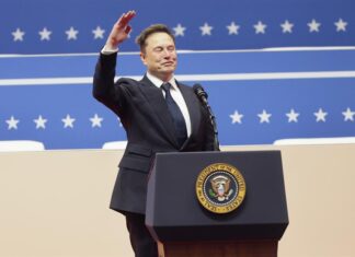 Musk muestra entusiasmo con los planes de llegar a Marte y desata polémica con su saludo Musk