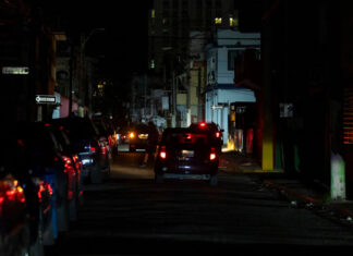 Nueva gobernadora de Puerto Rico jura su cargo días después del gran apagón que afectó a la isla Puerto Rico