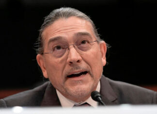 Robert Santos renuncia como director del Censo de EE. UU. a mitad de su mandato de 5 años Censo