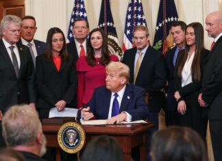 Trump firma decreto para prohibir la enseñanza de teorías de raza y género en las escuelas Trump