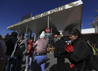 Cientos de migrantes en el limbo tras suspensión de citas en EE. UU. con la llegada de Trump migrantes