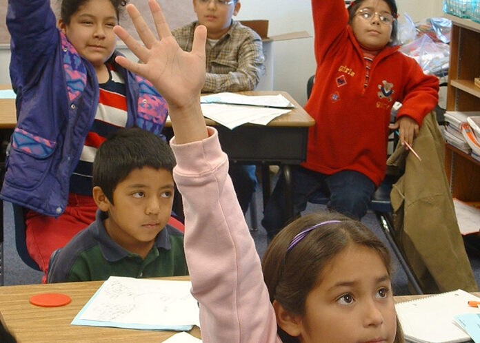 Una niña latina termina con su vida tras amenazas de deportación de otros alumnos latina